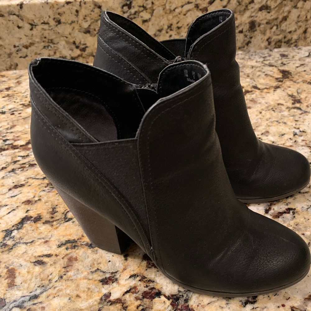 Fergalicious Black Panther Booties size 7